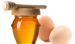 Cách trị mụn bằng mật ong và trứng gà cực hiệu quả cho phụ nữ