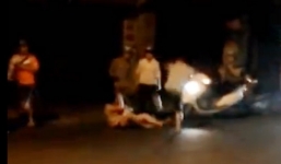 Phẫn nộ chồng đánh vợ đang bế con nhỏ