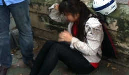 Hà Nội: Cành cây cổ thụ rơi trúng đầu nữ sinh trên phố