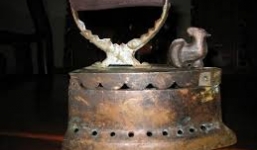 Bàn là cổ giá trăm tỉ/cái đại gia Việt săn lùng