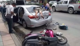 Tai nạn hi hữu: Thanh niên lao đầu đâm thủng đuôi ô tô