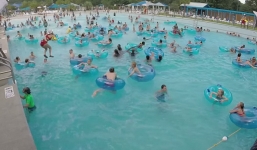 Cận cảnh cứu em bé suýt chết đuối trong 10 giây