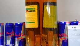 Video Galaxy S6 Edge và iPhone 6 'tắm' trong nước tăng lực