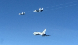 Tiêm kích nhanh nhất thế giới của Nga bị phi cơ Anh áp sát