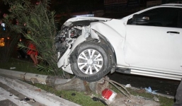 Xế hộp mất lái tông gãy cột điện cao hơn 10m