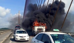 Video: Xe container bốc cháy ngùn ngụt trên cầu Bãi Cháy