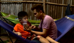 Bố ơi mình đi đâu thế mùa 2 tập 2: Hùng Thuận xui con trai nói: 'Con nhớ mẹ'. 