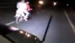 Video: Quái xế đầu trần chạy xe lạng lách, chắn đầu ô tô