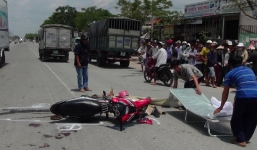 Xe tải kéo lê xe máy, bốn người trong một gia đình chết thảm