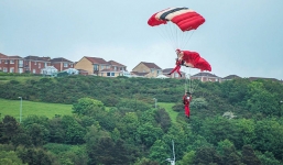 Binh sĩ thoát chết ngoạn mục khi dù không mở ở độ cao gần 5.500 m