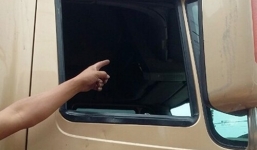 Nhóm côn đồ cầm mã tấu chặn hàng loạt xe container