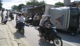 Ôtô tải chở hơn 60 xe tay ga lật nhào trên quốc lộ