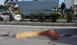 Con bệnh nặng gào khóc bên thi thể cha mẹ bị ô tô đâm