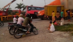 Xe khách lộn một vòng, nhiều phụ nữ và trẻ em bị thương