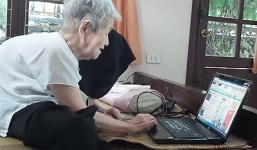 Cụ bà gần 100 tuổi vẫn lướt facebook, viết tiểu tuyết trên máy tính