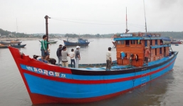  Quặn thắt cảnh làng chài đón 5 tàu cá bị cướp trở về