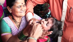 Video: Hàng nghìn người nuốt cá sống để chữa bệnh hen suyễn