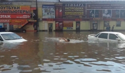 Video: Ngập lụt nghiêm trọng ở Nga, người dân bơi cùng ô tô