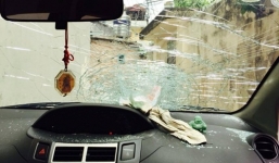 Ô tô bị ném đá trên cao tốc, một phụ nữ bị ngất xỉu