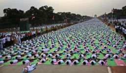 Video: Thủ tướng Ấn Độ đồng diễn yoga cùng 35.000 người dân