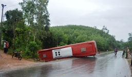 Xe khách lật ngang, hàng chục hành khách la hét đập cửa kính