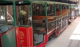 Rơi từ xe lửa xuống sườn núi 25 mét, bé trai may mắn vẫn sống sót