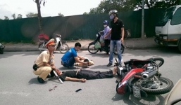 Bị thanh niên lao xe máy vào người, CSGT nằm bất động giữa đường