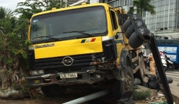 Đang dừng đèn đỏ, hai vợ chồng bị xe tải đâm trọng thương