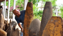 Đại gia đổi chục lượng vàng mua bom, khúc gỗ bỏ đi