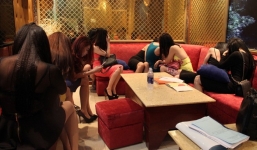 Bắt quả tang nữ tiếp viên múa thoát y trong nhà hàng