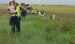 Bức ảnh cảnh sát dỗ dành bé gái sau tai nạn gây sốt