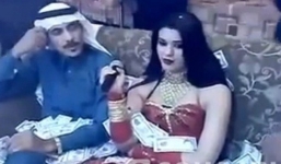 Đại gia chi 10 tỷ gặp mỹ nữ 15 phút, bo cả 'núi' USD cho tiếp viên