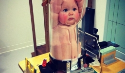 Sự thật về bức ảnh em bé bị nhốt trong ống nghiệm