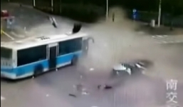 Video: Hiện trường tai nạn BMW đâm tan xác Mazda, 2 người thiệt mạng