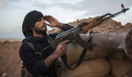 IS treo trẻ em lên cột vì ăn vào ban ngày trong tháng lễ Hồi giáo