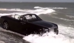 Video: Dùng sóng biển rửa Rolls-Royce nửa triệu đô