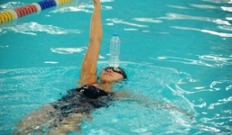 Video: Ánh viên trổ tài bơi ngửa với chai nước trên đầu