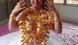 Video: Cô dâu Trung Quốc đeo 14kg vàng trong đám cưới