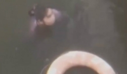 Vợ nhảy xuống hồ tự tử vì chồng không chịu... mua túi xách