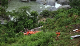 Xe giường nằm rơi xuống vực sâu hơn 100m, hơn 40 người gặp nạn