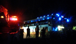 Xe khách rớt đèo trong đêm, gần 50 người thoát chết trong gang tấc