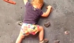 Bé gái 19 tháng tuổi leo núi một mình gây bất ngờ