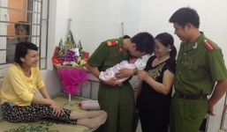 Video: 2 cảnh sát hình sự Hà Nội đỡ đẻ... trên đường đi tuần tra