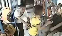 Thiếu nữ bị cụ ông xô ngã xuống sàn xe buýt vì không chịu nhường ghế