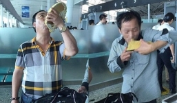 Tiếc của, uống cạn chai rượu kích dục ngay tại sân bay