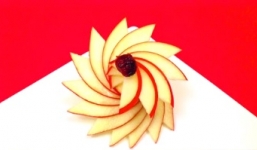 Hướng dẫn làm hoa từ trái táo chỉ trong một phút