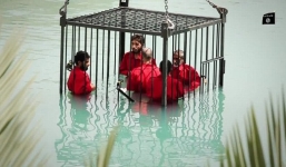 Kiểu hành quyết tàn bạo mới của IS: Dìm chết phạm nhân