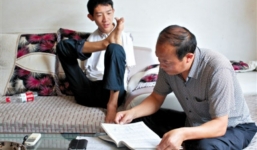 Cậu bé viết bằng chân đạt điểm cao trong kỳ thi ĐH