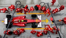 Các giải đua xe hàng đầu thế giới thay lốp như thế nào?