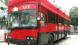 Hà Nội: Quán cà phê trên xe bus